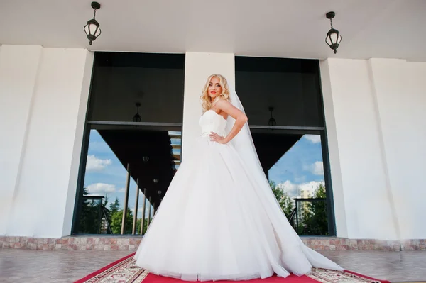 Elegante blond blauwe ogen mode bruid in geweldige bruiloft hall op — Stockfoto