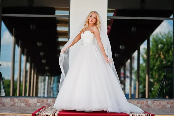 在伟大的婚礼大厅上优雅的金发蓝眼睛时尚新娘 — 图库照片