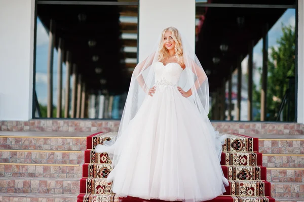 Elegante rubia ojos azules novia de moda en gran salón de bodas en — Foto de Stock
