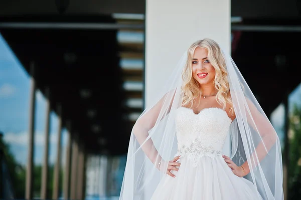 Elegante blond blauwe ogen mode bruid in geweldige bruiloft hall op — Stockfoto