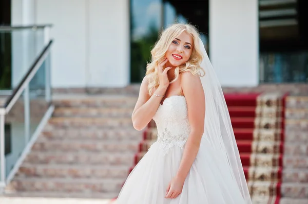 Elegáns, szőke, kék szemek divat menyasszony a nagy esküvői terem a — Stock Fotó