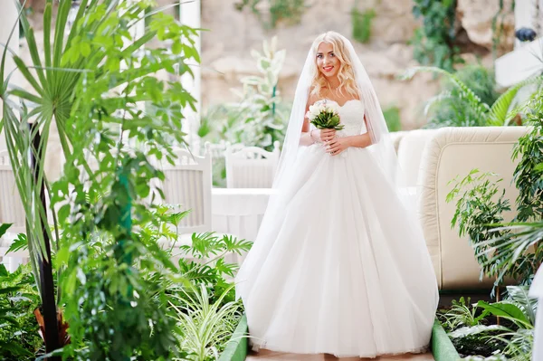 优雅的金发蓝眼睛时尚新娘在伟大的婚礼大厅机智 — 图库照片