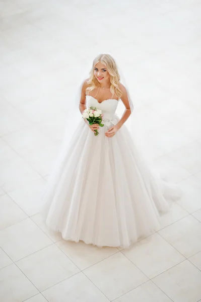 Elegante blond blauwe ogen mode bruid op grote Bruiloftszaal — Stockfoto