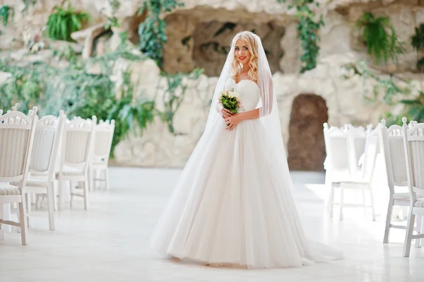 Elegante rubia ojos azules novia de moda en gran salón de bodas — Foto de Stock