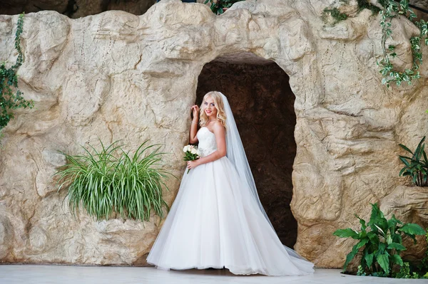 Élégante blonde yeux bleus mariée de mode à la grande salle de mariage — Photo