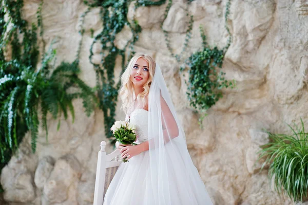 Élégante blonde yeux bleus mariée de mode à la grande salle de mariage — Photo
