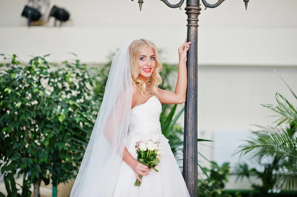 在伟大的婚礼大厅优雅金发蓝眼睛时尚新娘 — 图库照片