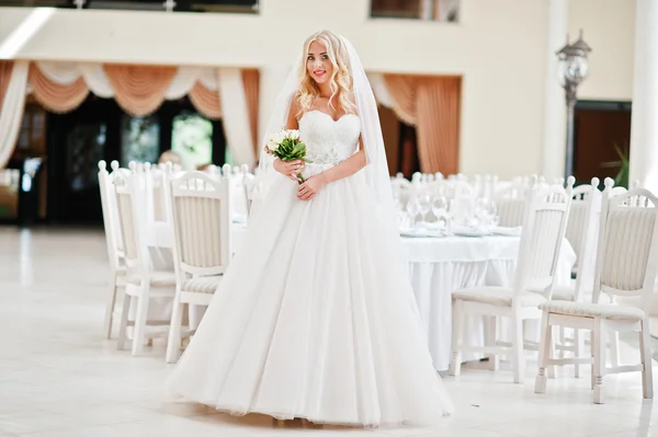 Elegante blond blauwe ogen mode bruid op grote Bruiloftszaal — Stockfoto