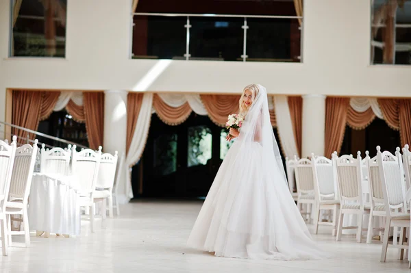Elegante blond blauwe ogen mode bruid op grote Bruiloftszaal — Stockfoto
