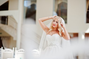 Zarif sarışın mavi gözlü moda gelin büyük düğün Salonu