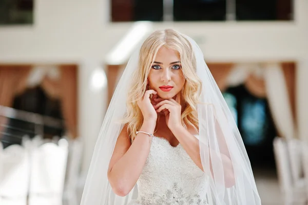 Close-up van portret van elegante blond blauwe ogen mode bruid op g — Stockfoto