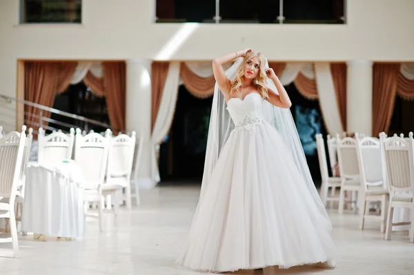 Elegante rubia ojos azules novia de moda en gran salón de bodas — Foto de Stock