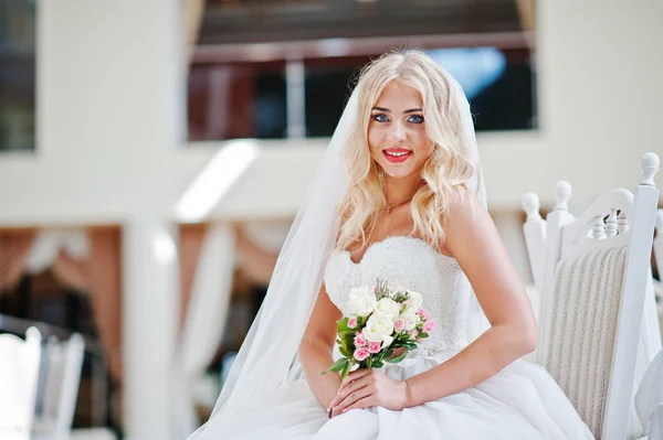 Elegantní blond modré oči fashion nevěsta na velké svatební síň sit — Stock fotografie