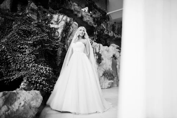 Zarif sarışın mavi gözlü moda gelin büyük düğün Salonu