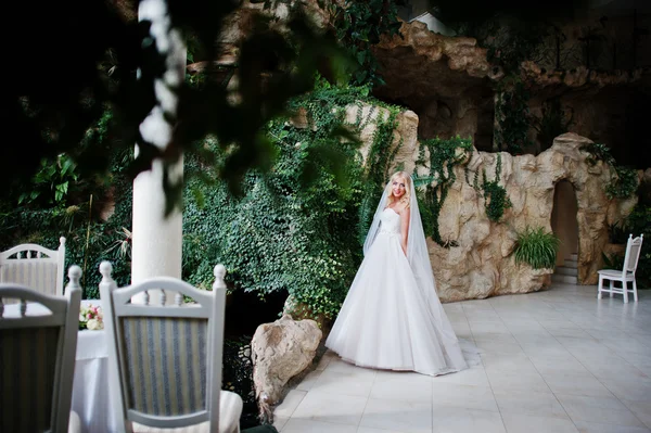 Zarif sarışın mavi gözlü moda gelin büyük düğün Salonu