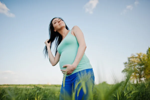 Belle brune enceinte femme au champ de couronnes — Photo