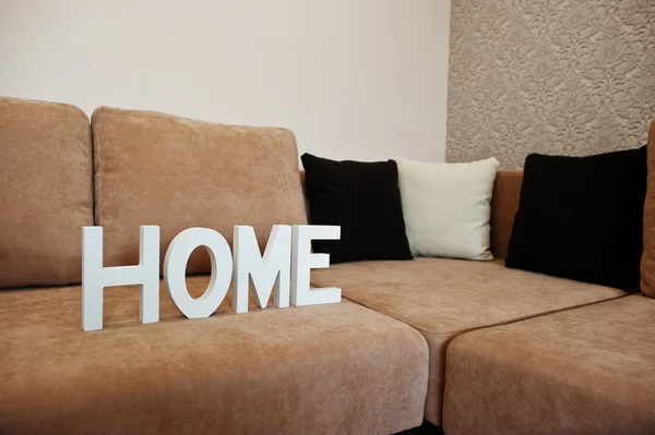 Домой на диван-кровать в светлом помещении — стоковое фото