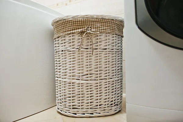Белая плетеная корзина для грязной одежды в ванной комнате — стоковое фото