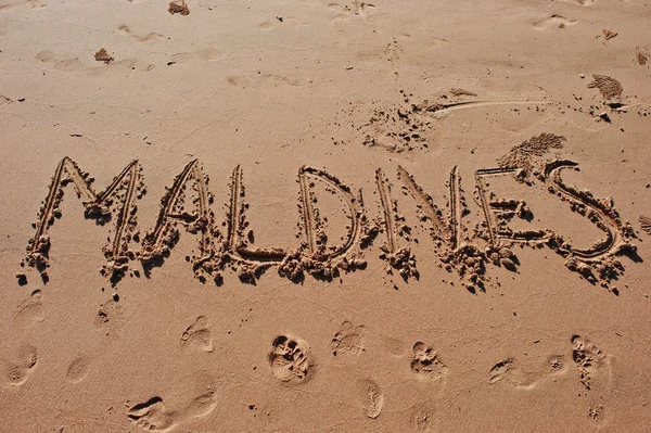 "Malediwy "napisane w piasku na plaży — Zdjęcie stockowe