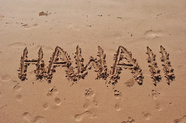 "ビーチの砂の中に書かれた「ハワイ」 — ストック写真