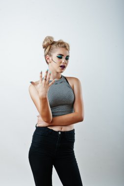 Anime kız WHI parlak ve renkli makyaj ile stüdyo çekim