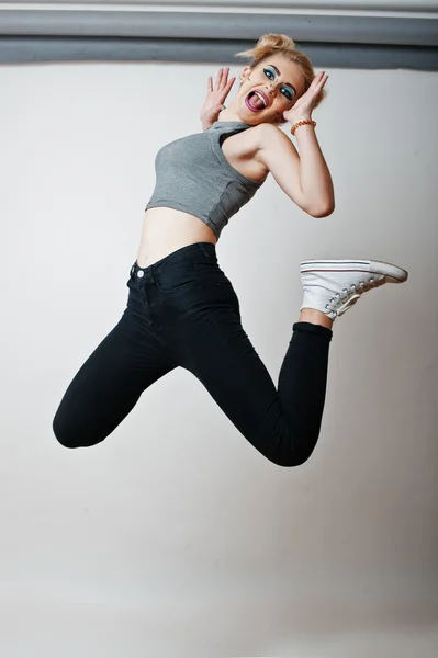 Студійний знімок стрибаючої дівчини аніме з яскравим і барвистим маце — стокове фото