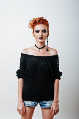 Stüdyo portre siyah bluz ve kot sho kırmızı saçlı kız