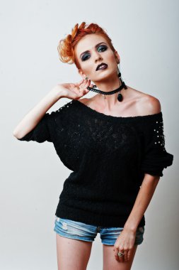 Stüdyo portre siyah bluz ve kot sho kırmızı saçlı kız