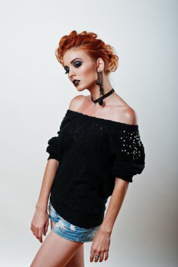 Stüdyo portre siyah bluz ve kot sho kırmızı saçlı kız