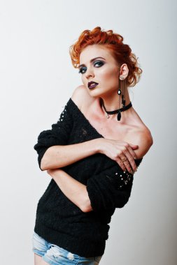 Stüdyo portre siyah bluz ve kot sho kırmızı saçlı kız