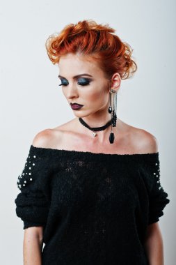 Stüdyo portre siyah bluz ve kot sho kırmızı saçlı kız
