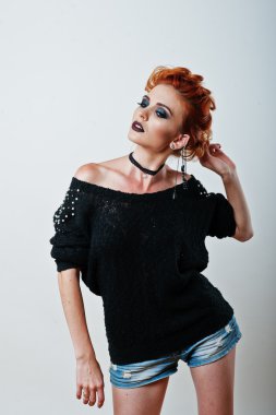 Stüdyo portre siyah bluz ve kot sho kırmızı saçlı kız