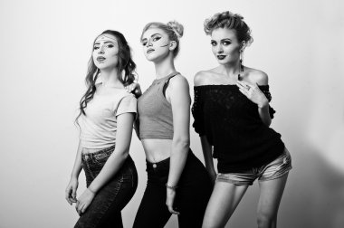 Moda stüdyo portre, parlak makyaj ile üç komik kız