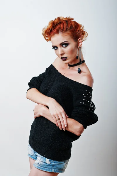 Stüdyo portre siyah bluz ve kot sho kırmızı saçlı kız — Stok fotoğraf
