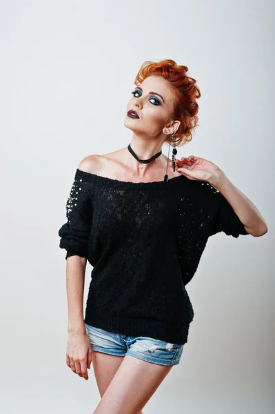 Estúdio retrato de menina de cabelos vermelhos na blusa preta e jeans sho — Fotografia de Stock