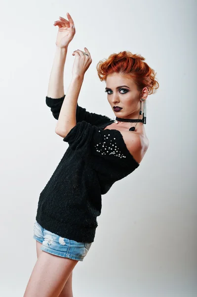 Studio portret van red haired meisje op zwarte blouse en jeans sho — Stockfoto