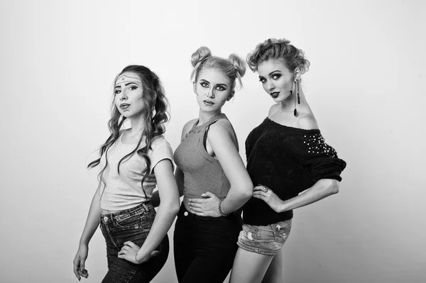 Retrato de estudio de moda de tres chicas divertidas con maquillaje brillante — Foto de Stock