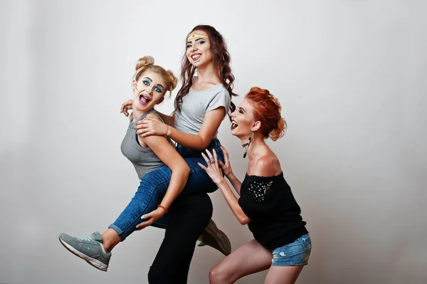 Retrato de estudio de moda de tres chicas divertidas con maquillaje brillante —  Fotos de Stock