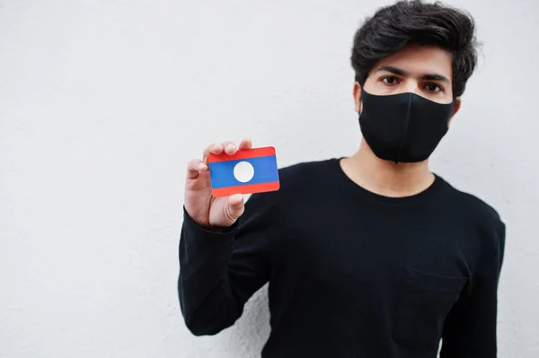 Азіатський Чоловік Носить Чорне Масками Обличчя Тримає Прапор Лаосу Руках — стокове фото