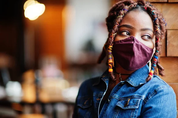 Stilfuld Afrikansk Amerikansk Kvinde Med Dreadlocks Afro Hår Slid Jeans - Stock-foto