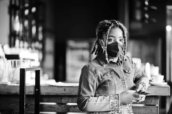 Стильна Афро Американська Жінка Темним Волоссям Африканського Кольору Носити Джинси — стокове фото