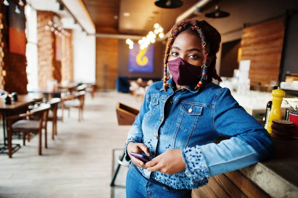 Elegante Mujer Afroamericana Con Rastas Pelo Afro Llevar Chaqueta Vaqueros — Foto de Stock