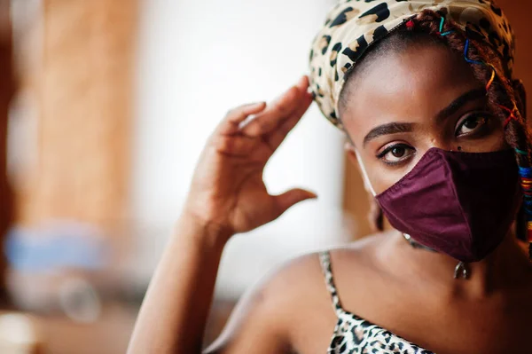 Elegante Mujer Afroamericana Con Rastas Pelo Afro Usar Cara Proteger — Foto de Stock