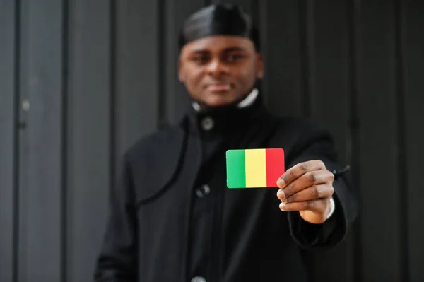 Afrikaner Tragen Schwarze Durag Und Halten Mali Flagge Der Hand — Stockfoto