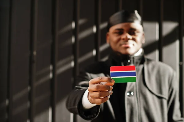 Αφρικανός Φοράει Μαύρο Durag Κρατά Σημαία Της Γκάμπια Στο Χέρι — Φωτογραφία Αρχείου