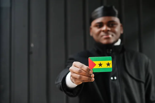 Afrikaner Tragen Schwarzen Durag Halten Sao Tomé Und Principe Flagge — Stockfoto