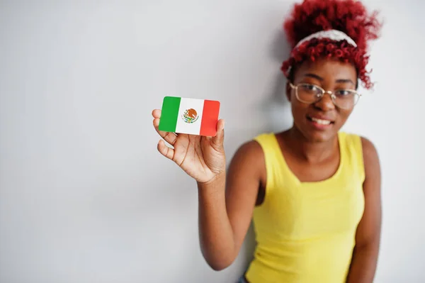 Afrikaans Amerikaanse Vrouw Met Afro Haar Dragen Gele Singlet Bril — Stockfoto