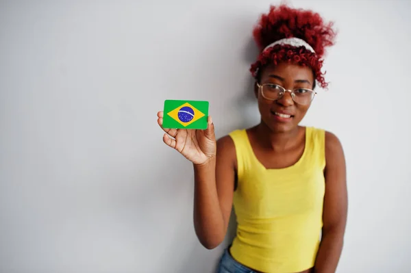 Afroamerikanerin Mit Afro Haaren Trägt Gelbes Hemd Und Brille Hält — Stockfoto