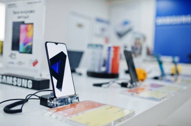Kyiv, Ukrayna - 28 Ekim 2019: Yeni Samsung Galaxy A20 cep telefonları elektronik mağazasında perakende sergilenmektedir.