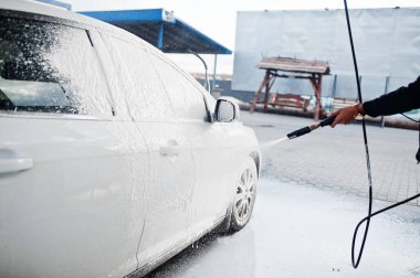 Araba yıkamada beyaz ulaşım.